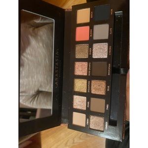 Exclusive Anastasia BH Sultry palate.